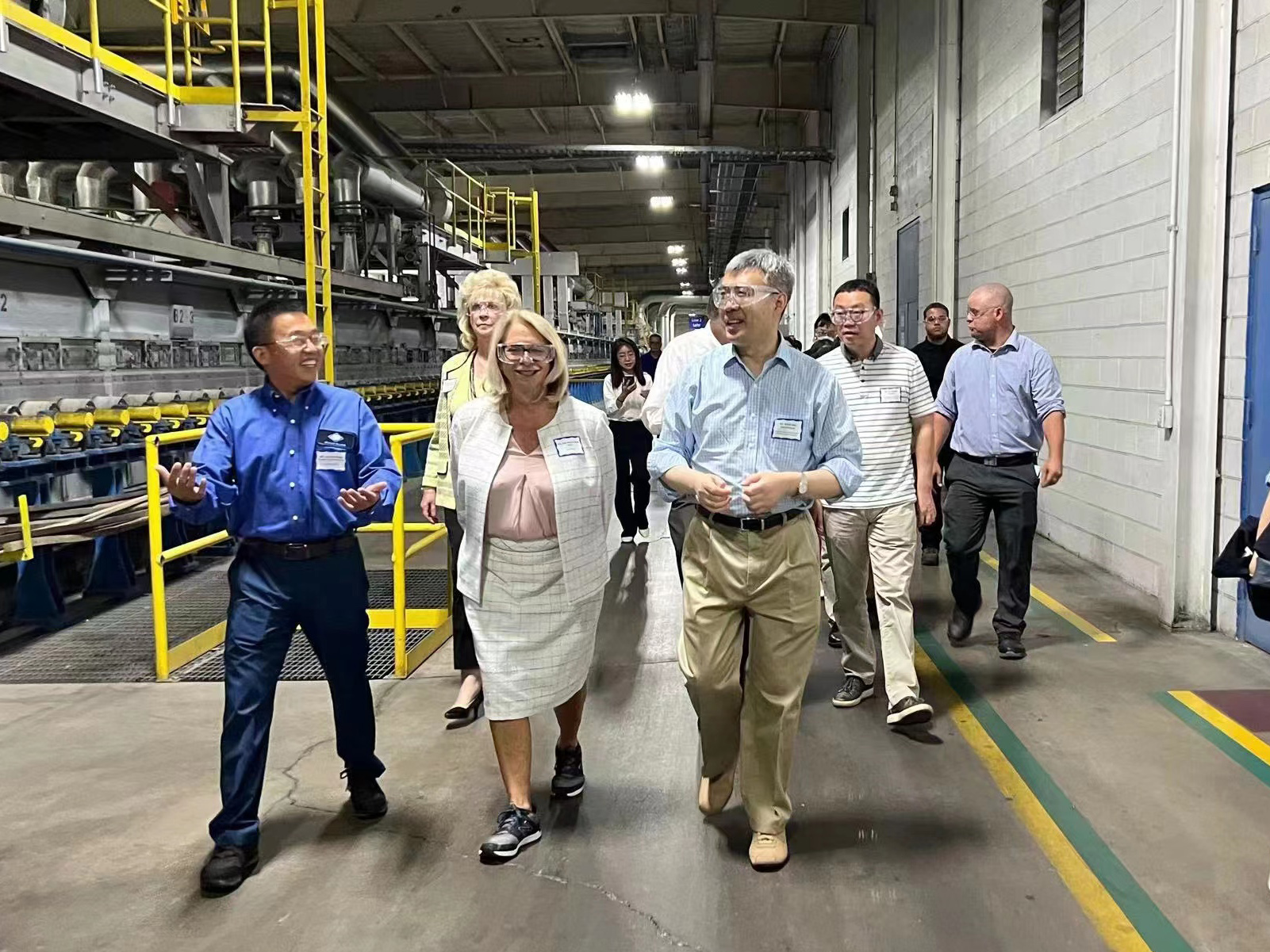 中国驻芝加哥总领事赵建考察名仕亚洲美国伊利诺伊州芒山浮法玻璃生产基地